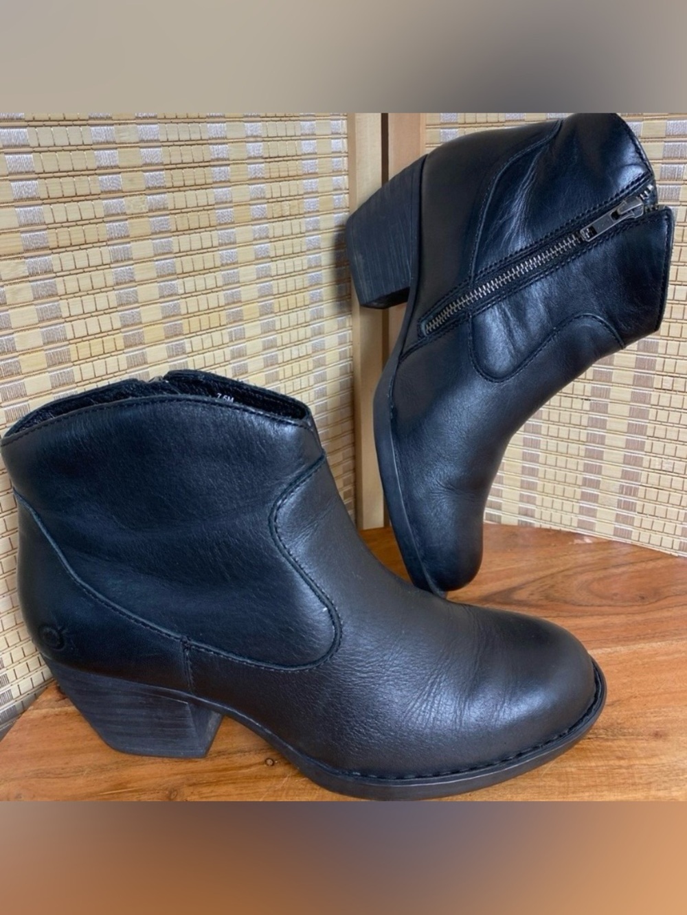 Born Woman’s 7.5 Leather Aisley Western Side Zip Black Ankle Boots